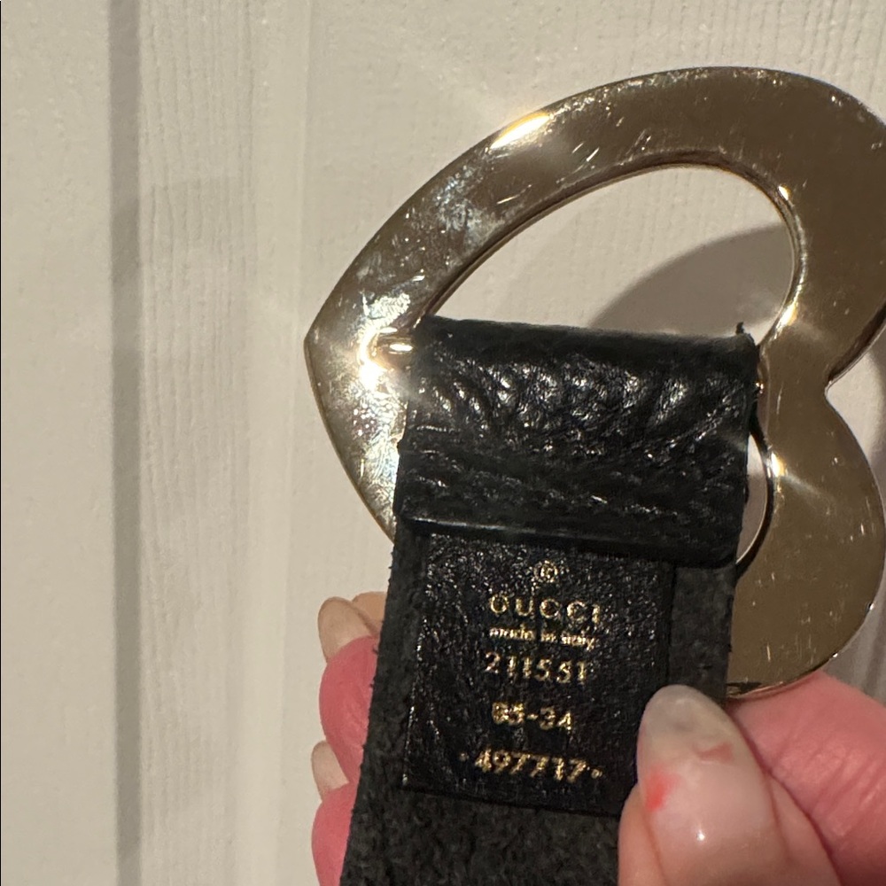 Gucci Black Leather Belt with Gold Heart Buckle - Picture 4 of 17